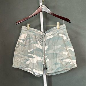 Embracelife Athleisure Women's Camouflage Shorts Size Medium